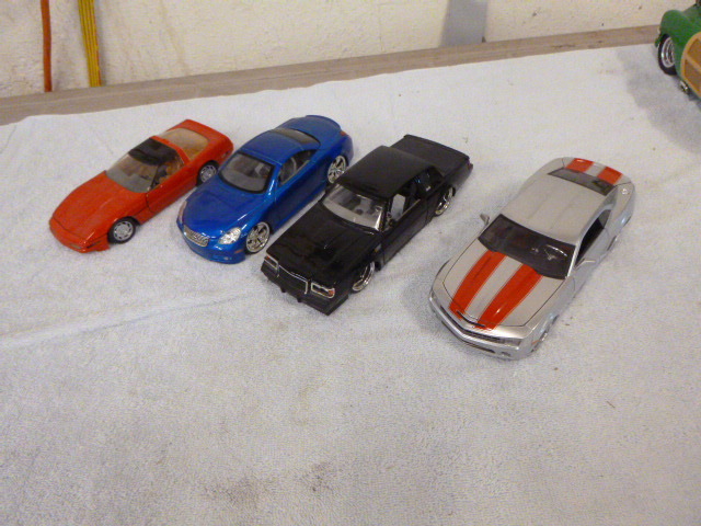 lot 32 image: 4 Die-Cast Metal Cars