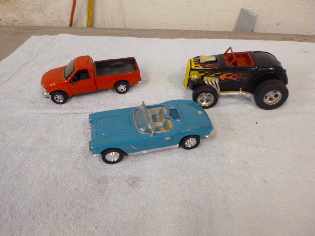 lot 33 image: 3 Plastic Model Cars