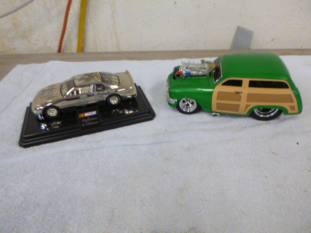 lot 34 image: 2 Die-Cast Metal Cars