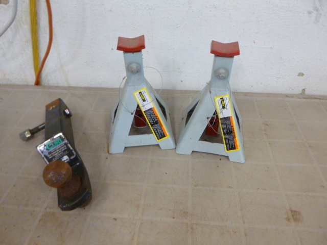 lot 94 image: Pair of 2 Ton Jack Stands and Receiver Hitch