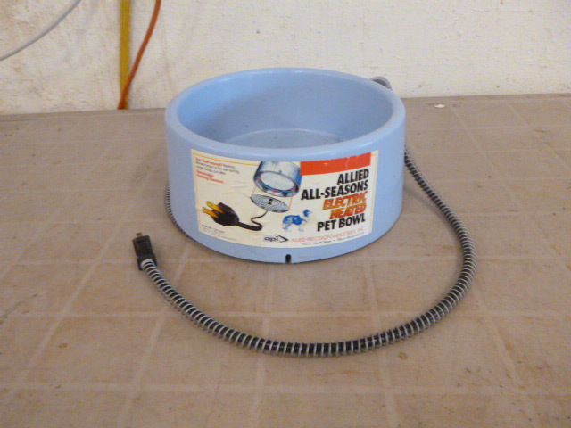 lot 101 image: Allied All-Seasons Electric Heated Pet Bowl