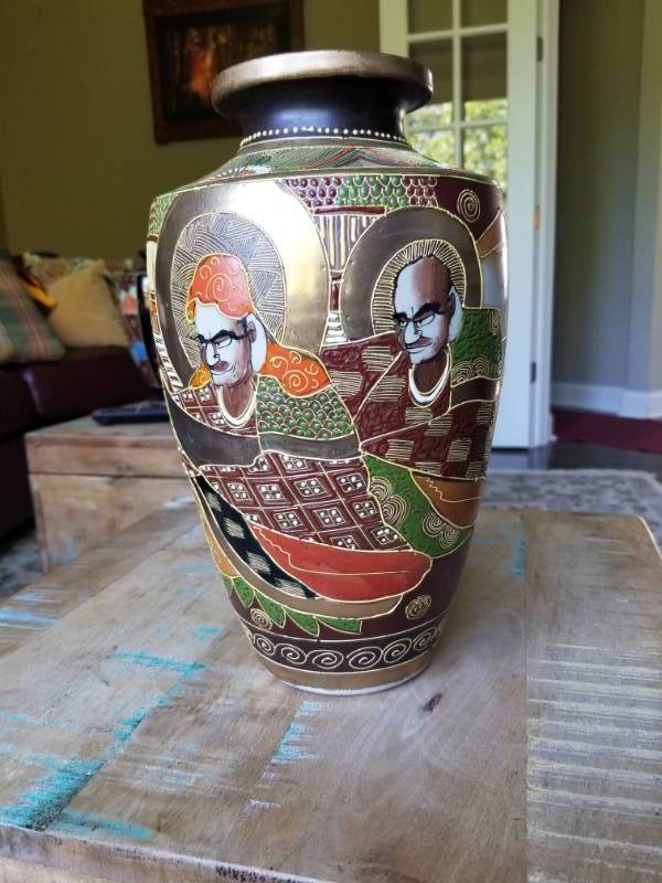 lot 21 image: Beautifully Painted Japanese Satsuma Vases