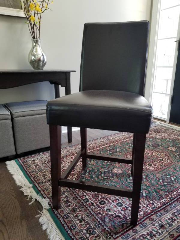 lot 20 image: Pair of Lovely Leather High-Back Chairs