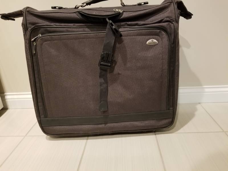 lot 67 image: Samsonite Rolling Luggage