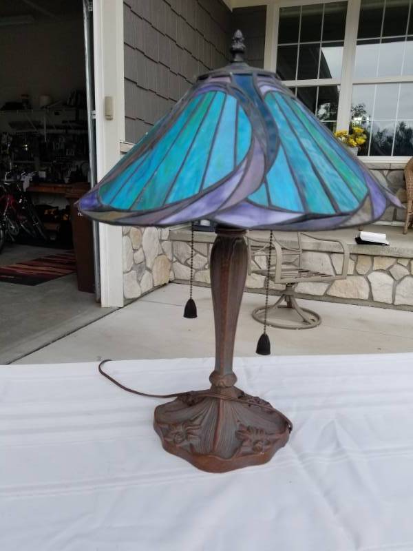 lot 32 image: Charming Vintage Stained Glass Lamp