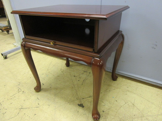 lot 418 image: SIDE TABLE  WITH SLIDE-OUT LOWER TABLE TOP