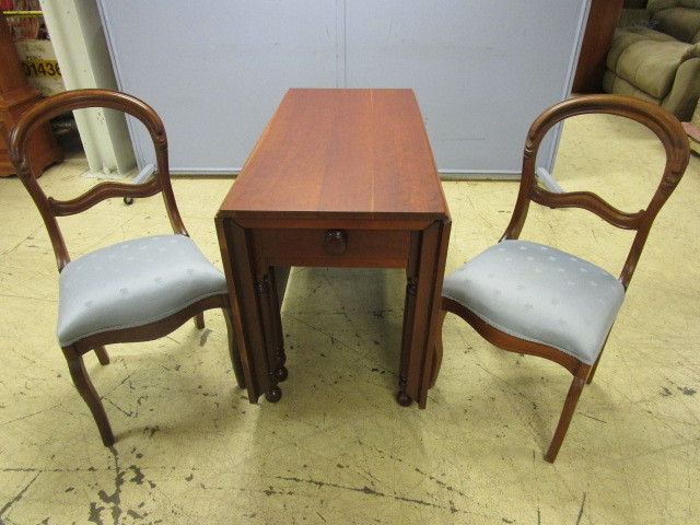 lot 425 image: ANTIQUE SOLID WOOD DINING TABLE WITH GATE LEG DROP LEAFS AND CHAIRS