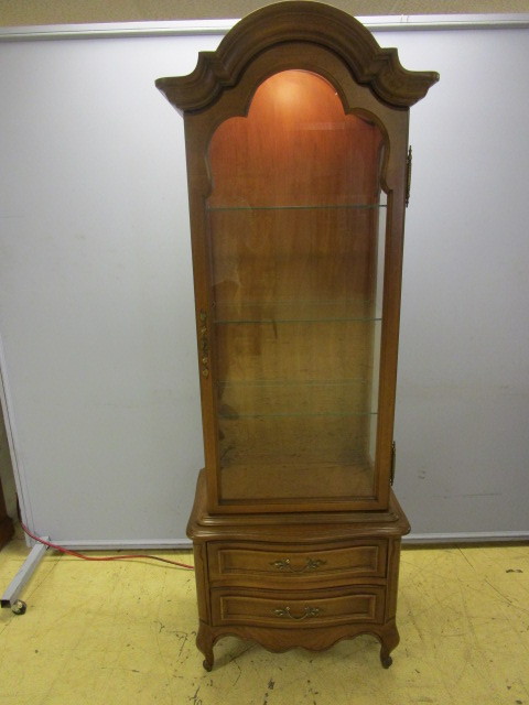 lot 430 image: SOLID WOOD CURIO CABINET MADE BY MOUNT AIRY FURNITURE COMPANY