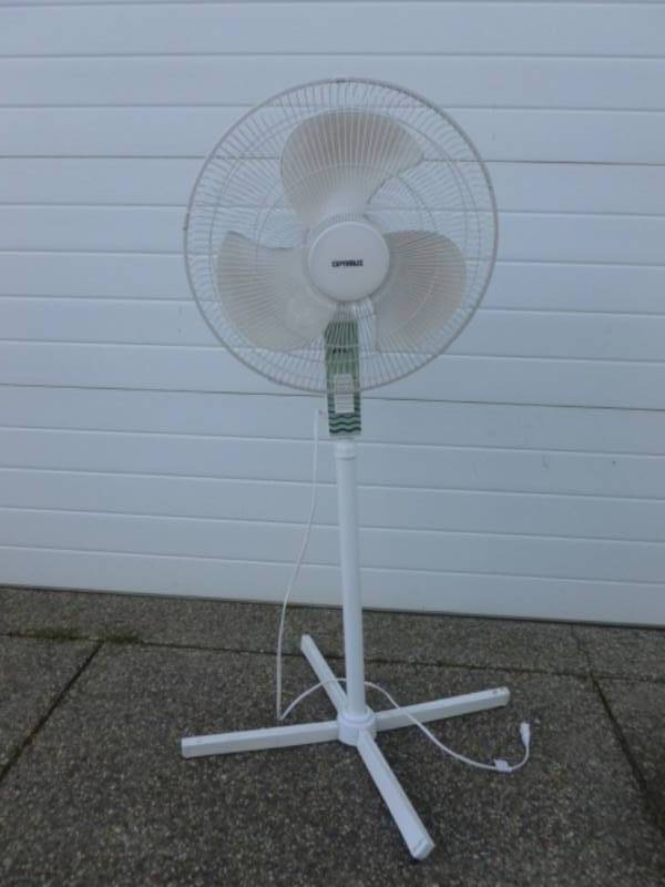 lot 3 image: Stand Fan