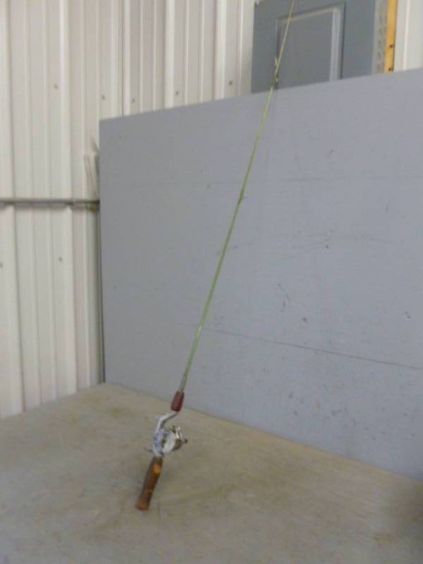 lot 16 image: Vintage Fishing Rod