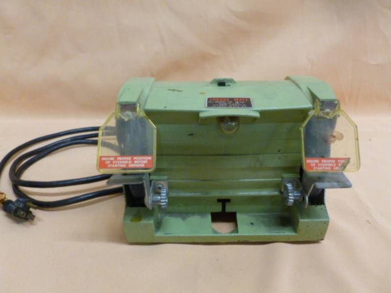 lot 79 image: Bench Grinder