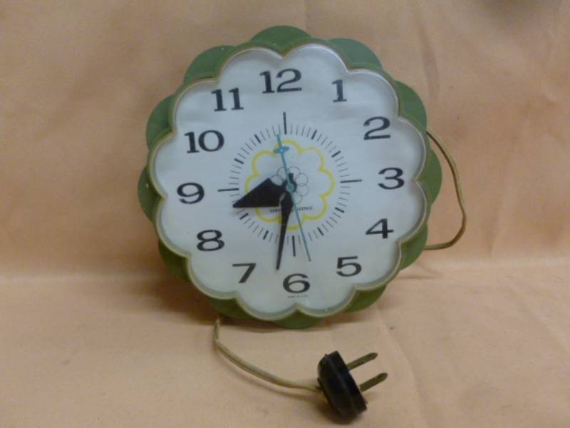 lot 100 image: Vintage Clock