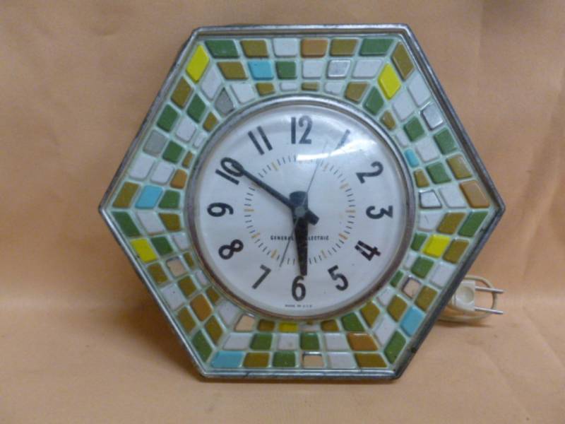 lot 101 image: Vintage Clock
