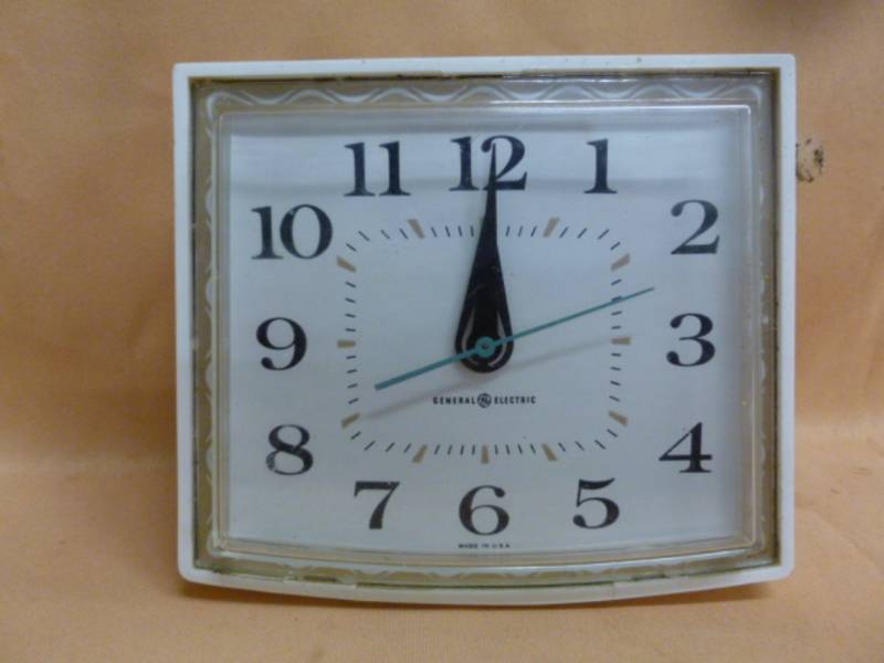 lot 102 image: Vintage Clock