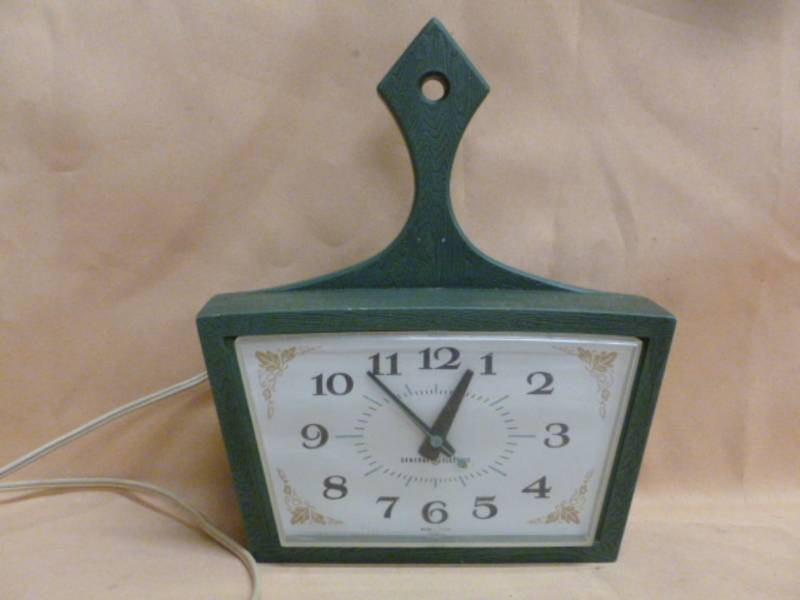 lot 104 image: Vintage Clock