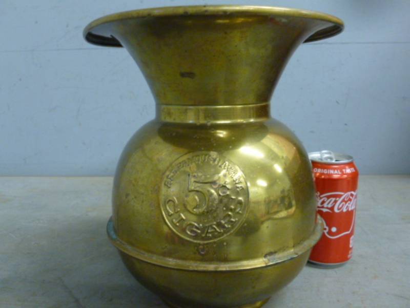 lot 128 image: Vintage Spittoon