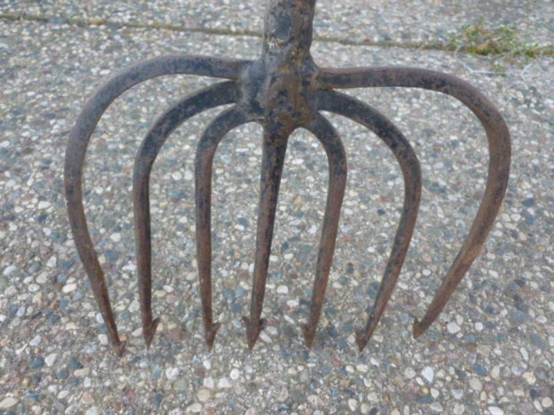lot 138 image: Vintage River Spear