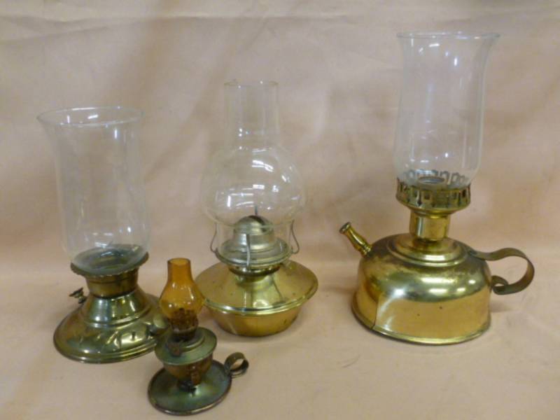 lot 163 image: Vintage Brass Oil Lamp