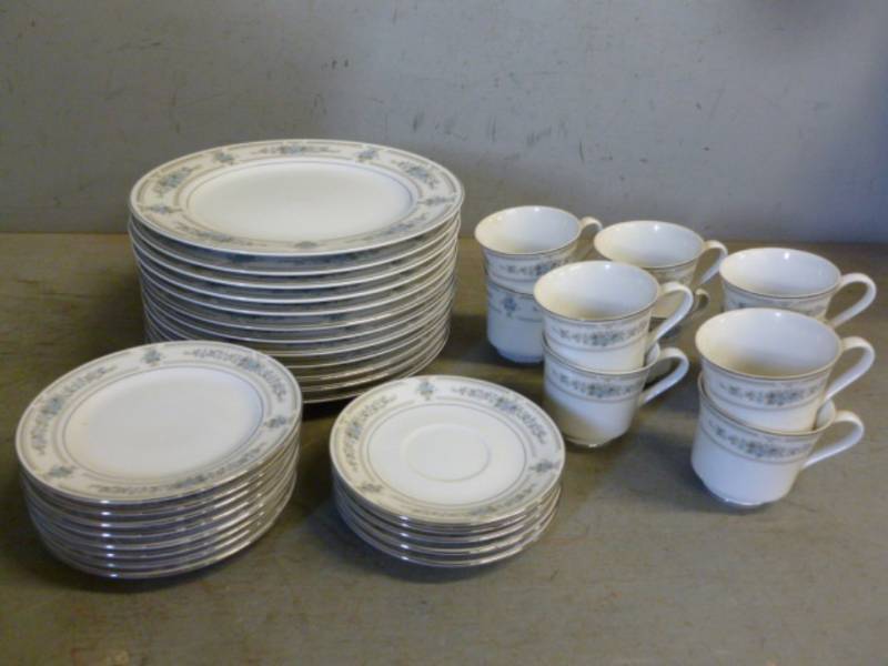 lot 215 image: Vintage China Set
