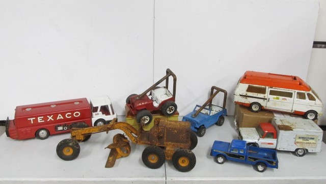lot 55 image: Large Lot of Vintage Metal Tonka Nylint etc