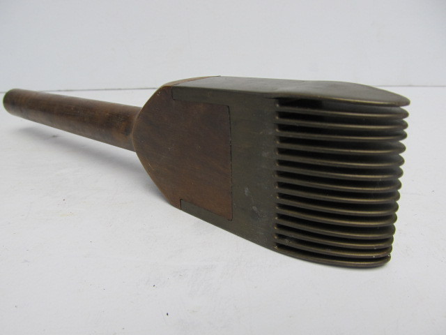 lot 27 image: Very Nice Antique Primitive Brass & Wood Comb Tool