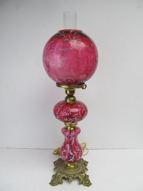 lot 39 image: Nice Vintage Cranberry Opalescent Glass Table Lamp