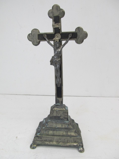 lot 43 image: Ornate Old Vintage Mixed Metal Crucifix