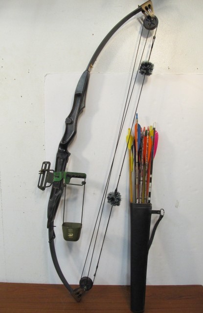 lot 151 image: Bear Archery Compound Bow wArrows