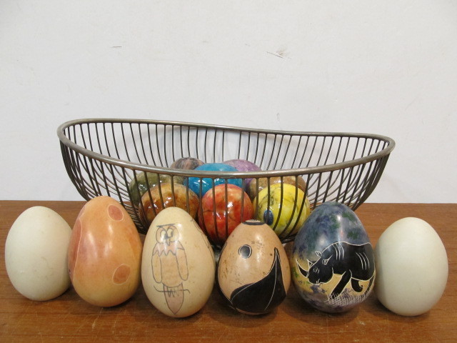 lot 162 image: Large Lot of Italian etc Onyx Stone Eggs