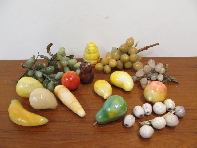 lot 163 image: Large Lot of Carved Stone Onyx etc Fruit