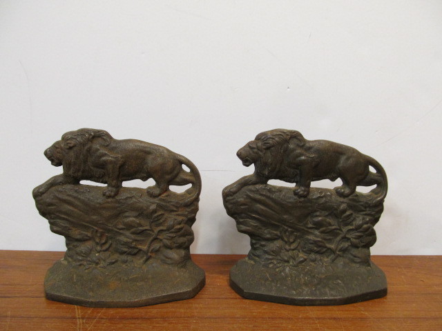 lot 172 image: Vintage Signed 1930 Crouching Lions Heavy Cast Brass Bookends