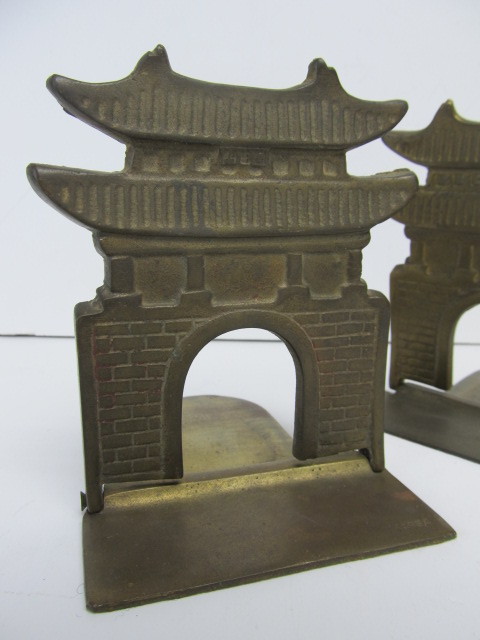 lot 72 image: Pair of Vintage Solid Brass Folding Oriental Style Bookends