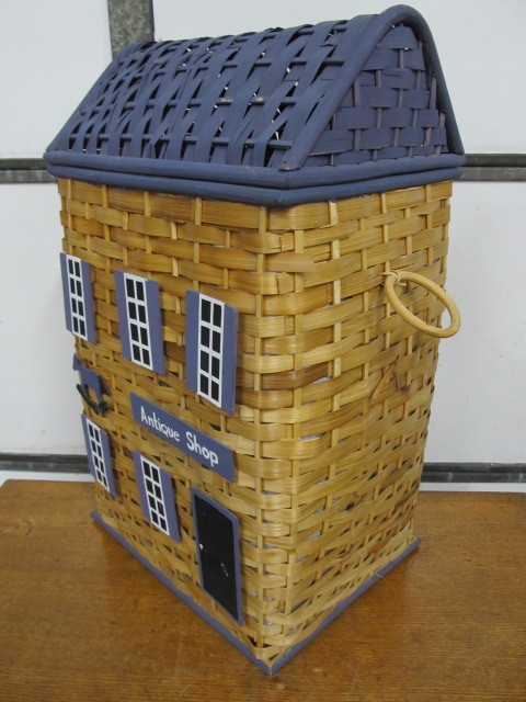 lot 91 image: Large Woven Antique Shop Clothes Hamper