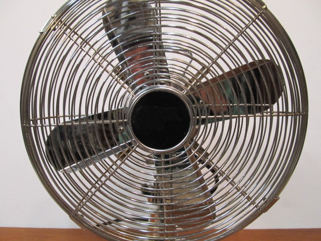 lot 117 image: Vintage Style Chrome Desk Fan 