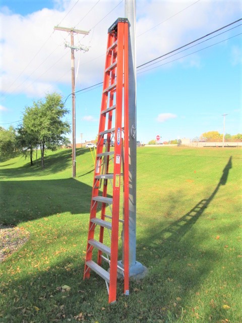 lot 216 image: 12 Fiberglass WERNER Step Ladder