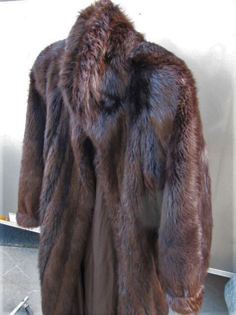 lot 143 image: Nice Vintage Ladies Full Length Fur Coat