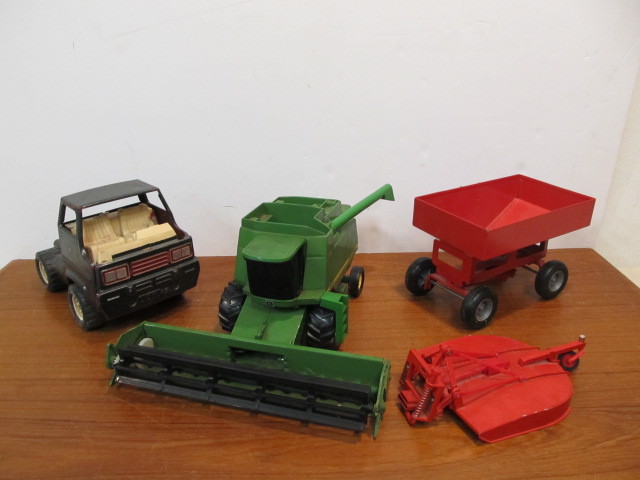 lot 187 image: Group of Assorted Large Farm Toys