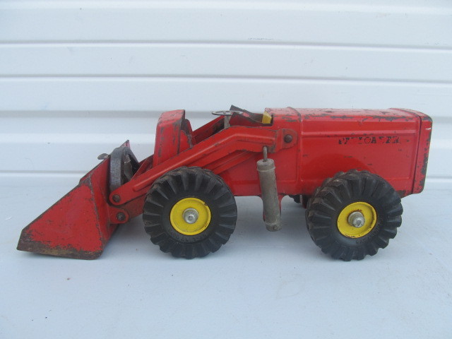 lot 208 image: Old Vintage NYLINT Pressed Steel Payloader Shovel Toy