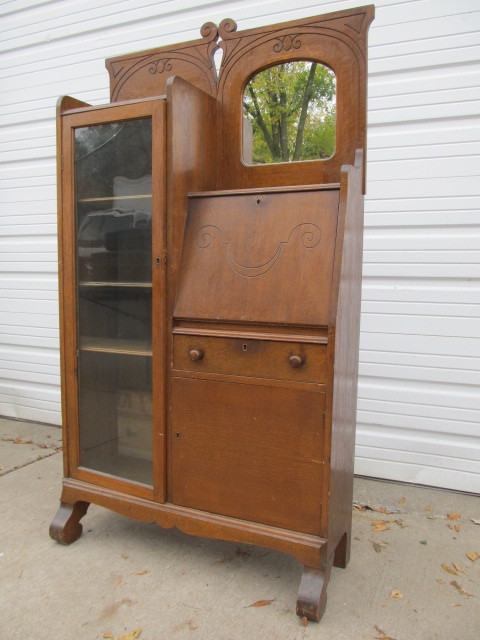 lot 231 image: Antique Oak Secretary Dresser wKey