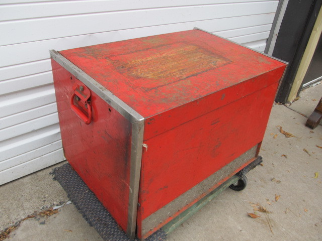 lot 235 image: Heavy Duty Steel Multi-Drawer Tool Chest wTools