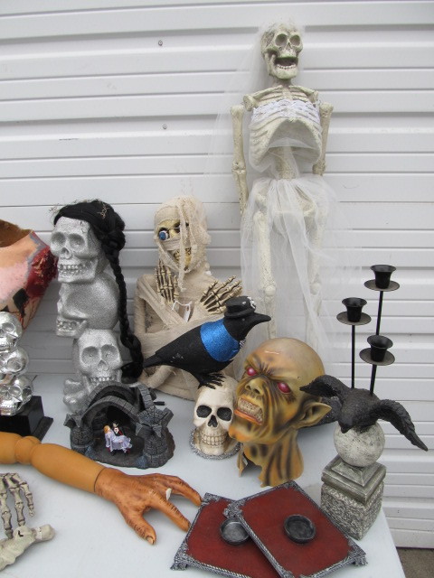 lot 266 image: Large Lot of Higher End HALLOWEEN Decorations Monsters etc #1