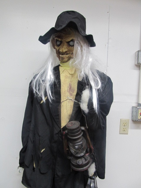 lot 282 image: Life Sized Halloween Monster Mannequin 