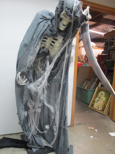 lot 283 image: Life Sized Halloween Grim Reaper Skeleton Mannequin 