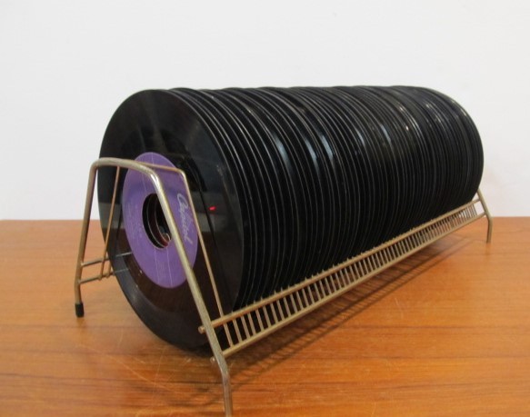 lot 218 image: Vintage Brass Record Album Holder w45s