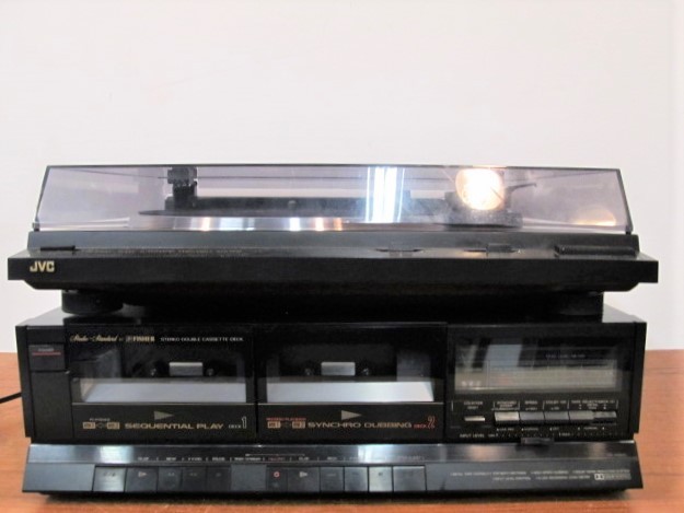 lot 225 image: Working Vintage JVC Turntable & Fisher Cassette Deck