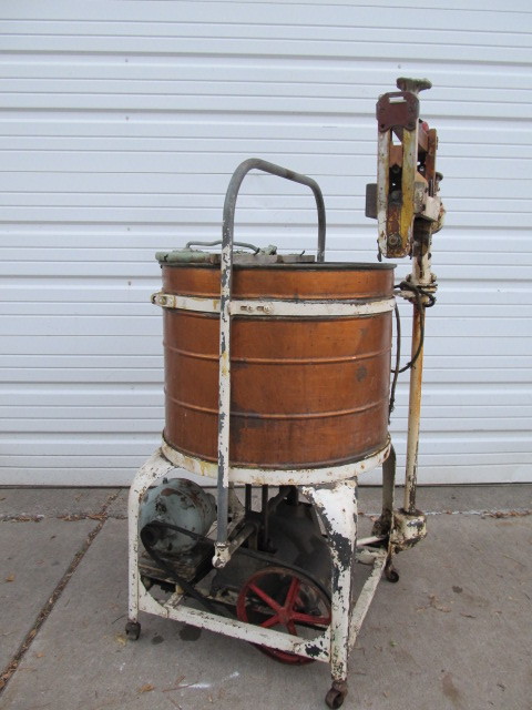 lot 205 image: Vintage 1930s DAYLIGHT Washing Machine wLARGE Copper Tub