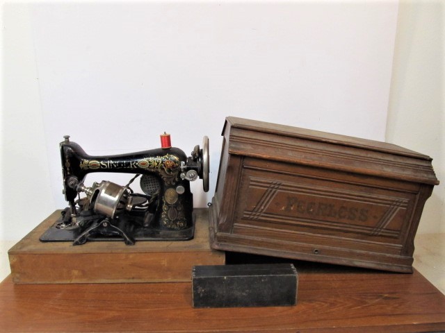lot 90 image: Antique Singer Sewing Machine wWood Case