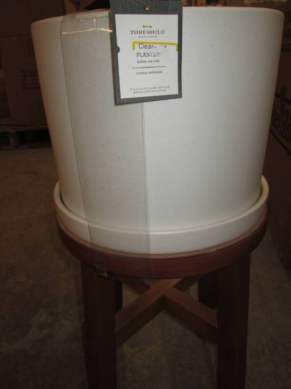 lot 3 image: Threshold Indoor Ceramic & Wood Pla...