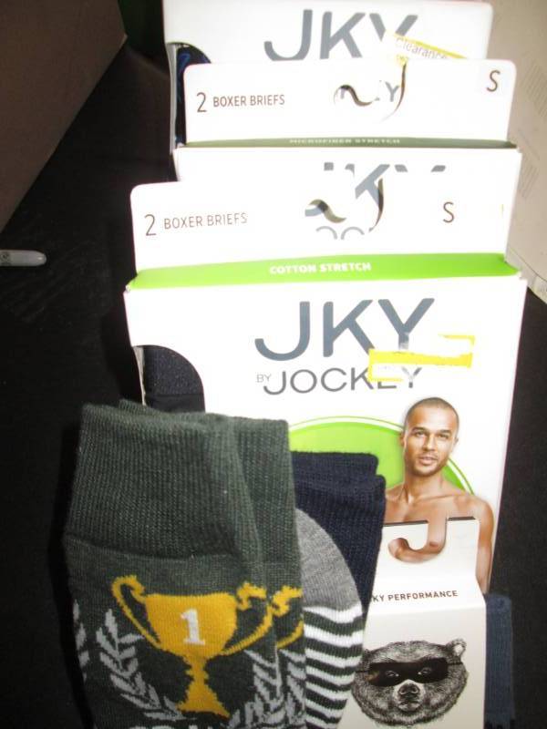 lot 12 image: 4 Packages Of Mens Small Boxer Bri...