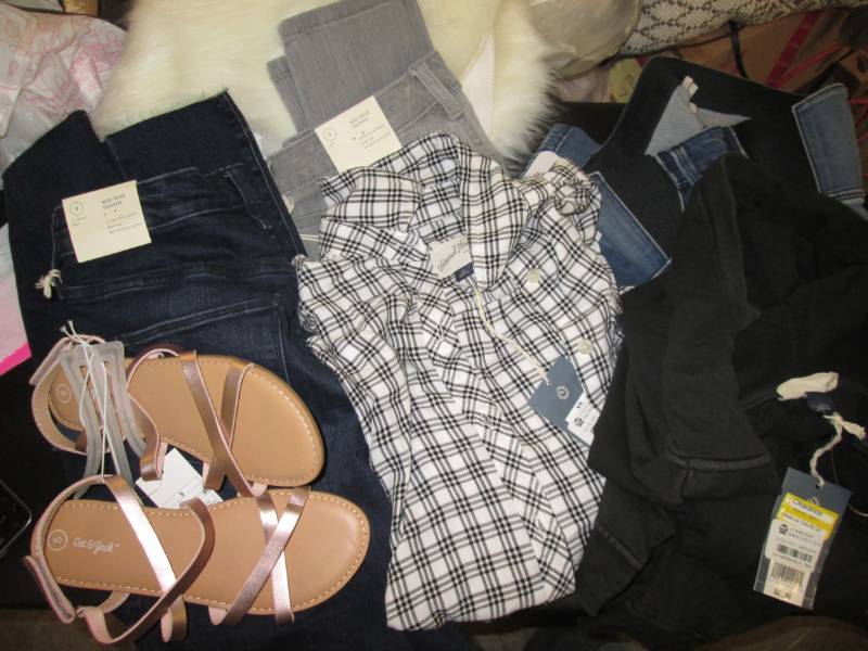 lot 17 image: Womans Lot of 3 pair Jeans (sz. 4...